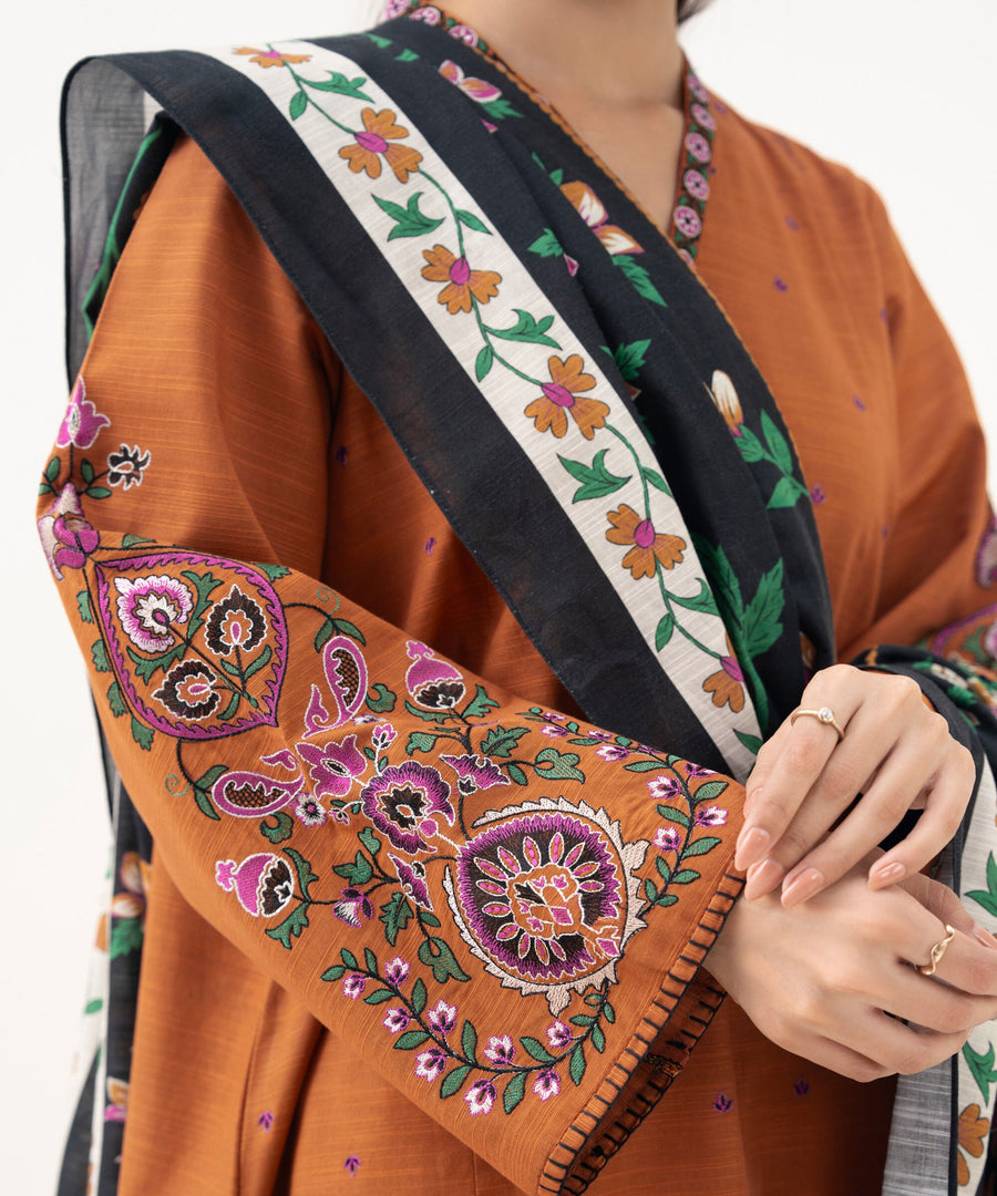 Sapphire Embroidered Khaddar Unstitched 3Pc Suit 0PEDY25V910B