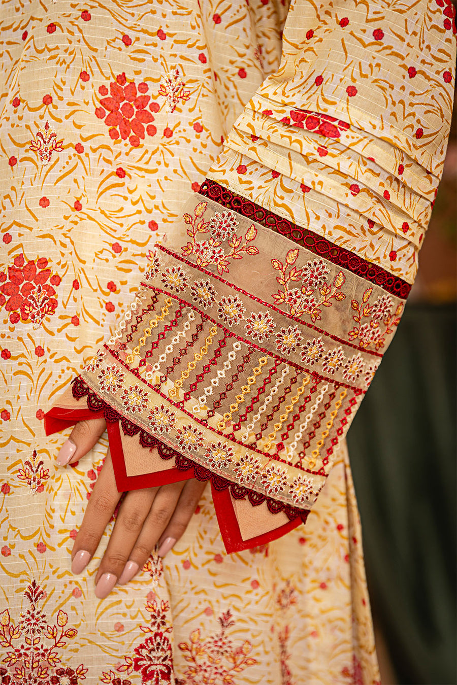Safwa Greta Premium Embroidered Lawn Unstitched 3Pc Suit SGR-06