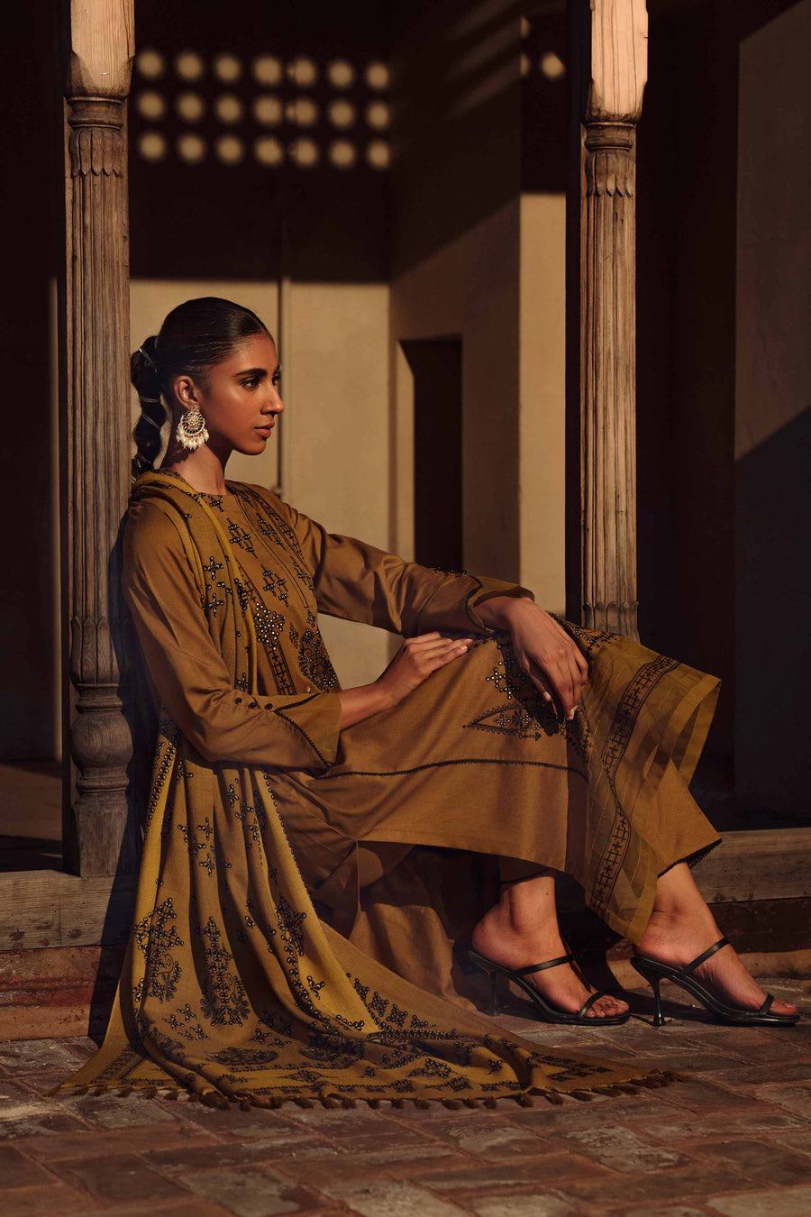 Nishat Sunehray Din Embroidered Karandi Unstitched 3Pc Suit - 42303021