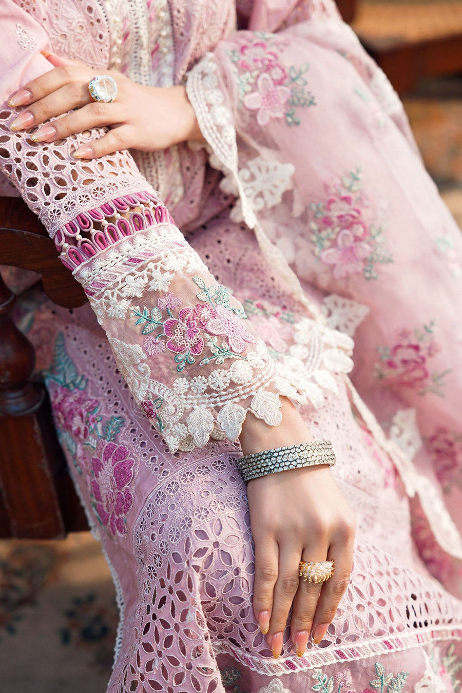 Motifz Premium Embroidered Lawn Unstitched 3Pc Suit 4433-PAKEEZA