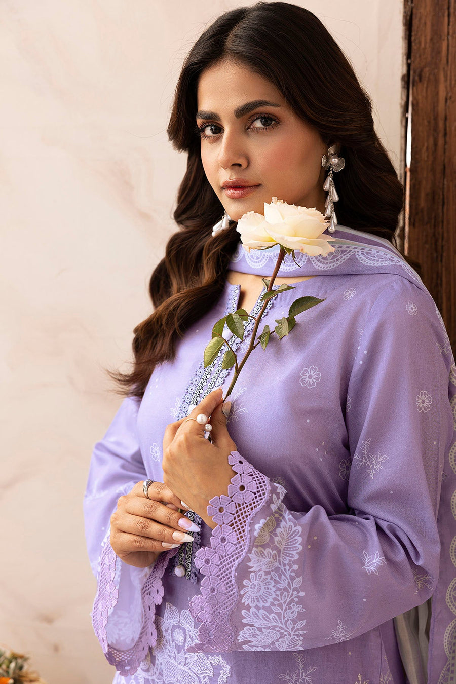 Motifz Umang Premium Embroidered Lawn Unstitched 3Pc Suit 5415-LEAH
