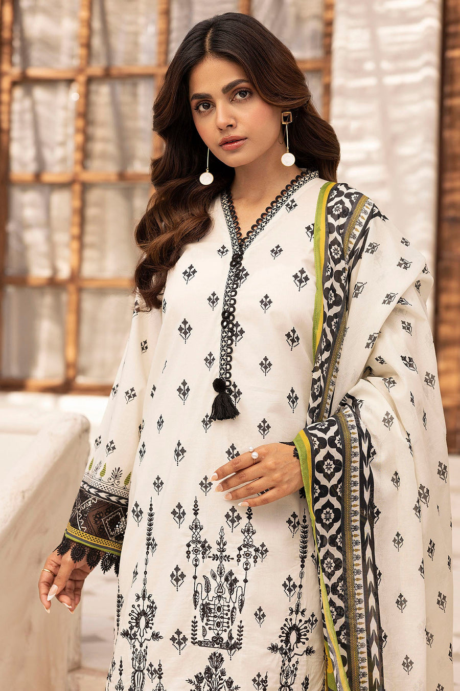Motifz Umang Premium Embroidered Lawn Unstitched 3Pc Suit 5417-SIRAA