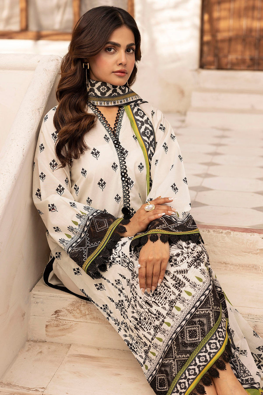 Motifz Umang Premium Embroidered Lawn Unstitched 3Pc Suit 5417-SIRAA