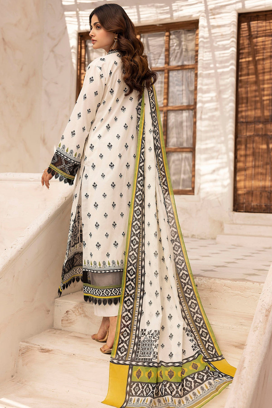 Motifz Umang Premium Embroidered Lawn Unstitched 3Pc Suit 5417-SIRAA