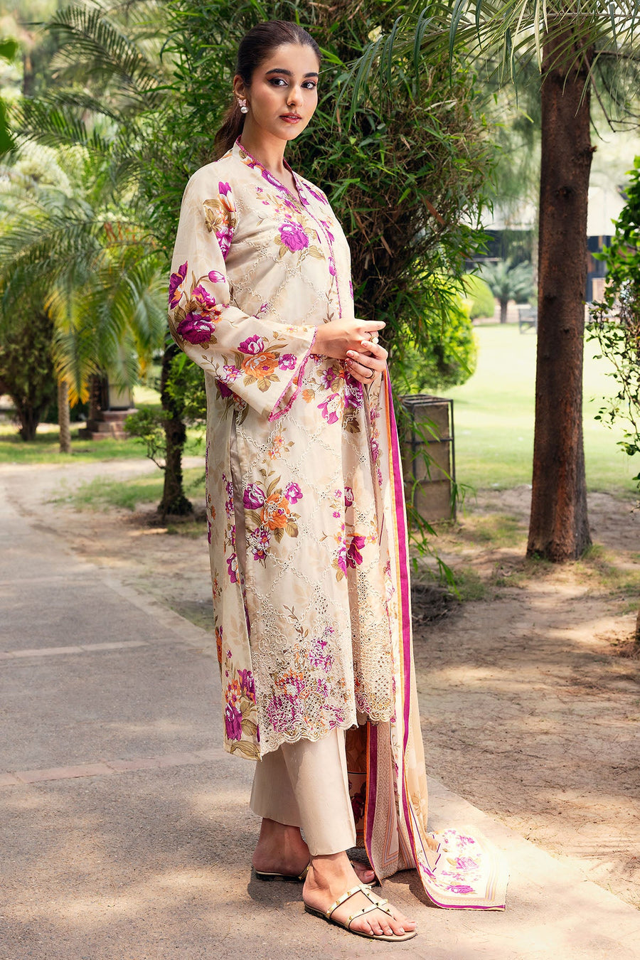 Motifz Umang Premium Embroidered Lawn Unstitched 3Pc Suit 5565-AYLA