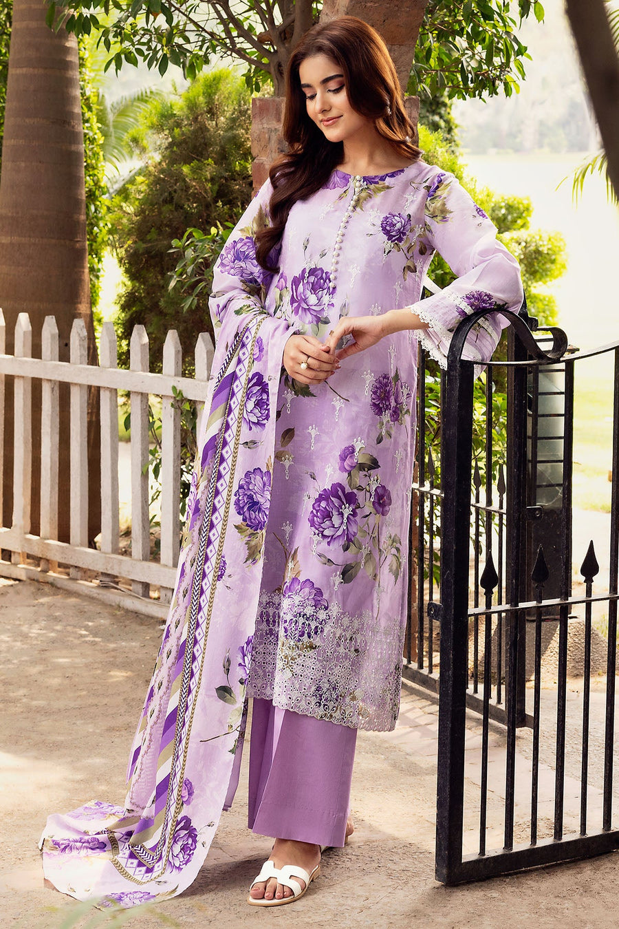 Motifz Umang Premium Embroidered Lawn Unstitched 3Pc Suit 5568-CASEY