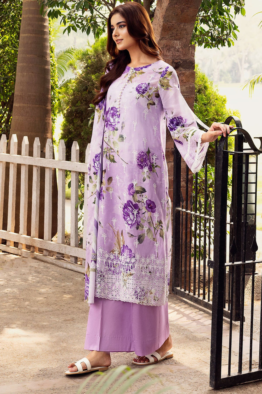 Motifz Umang Premium Embroidered Lawn Unstitched 3Pc Suit 5568-CASEY