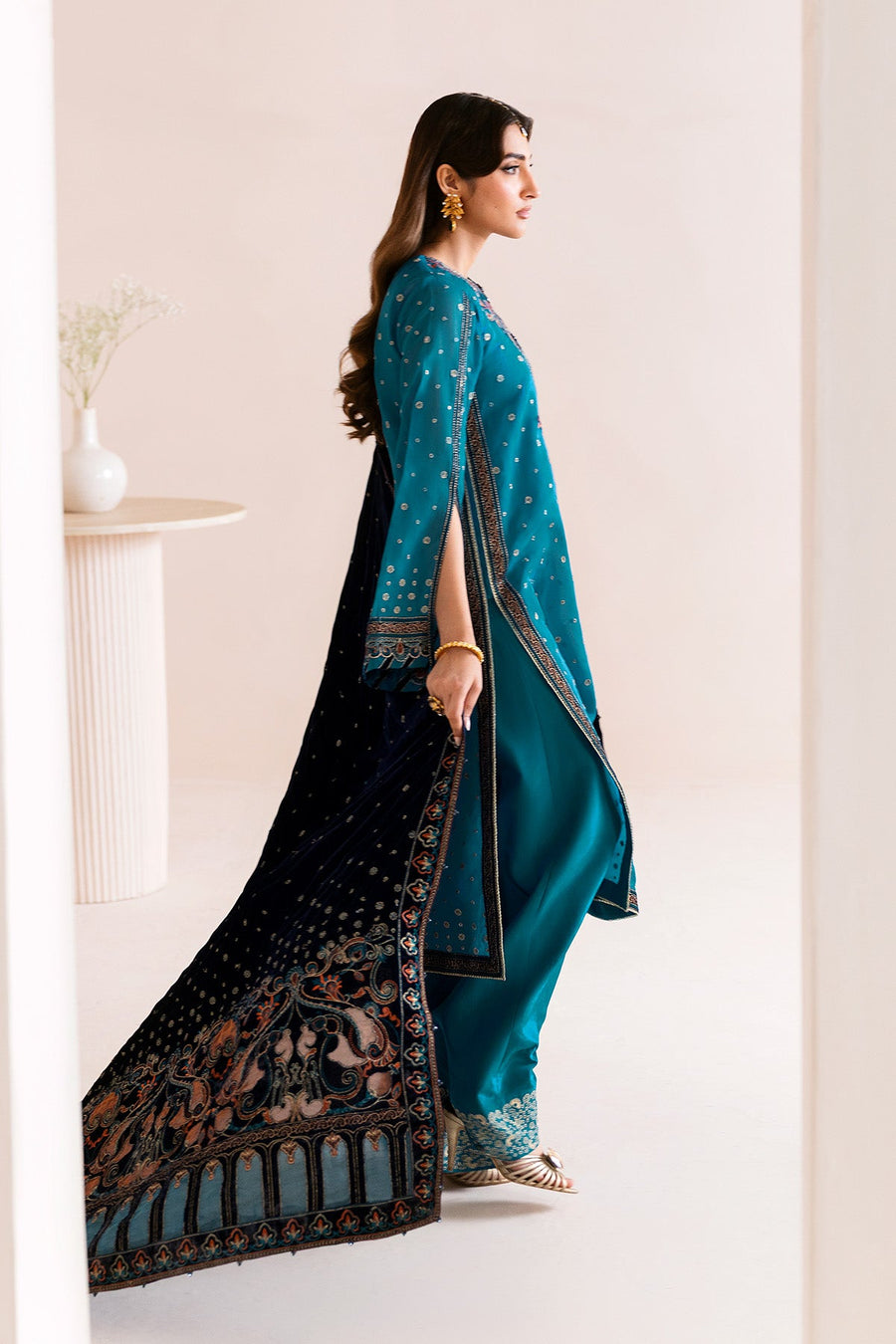 Alizeh Fashion Makhmal Embroidered Velvet Unstitched 3Pc Suit AF-VLT-2225-Nelofer