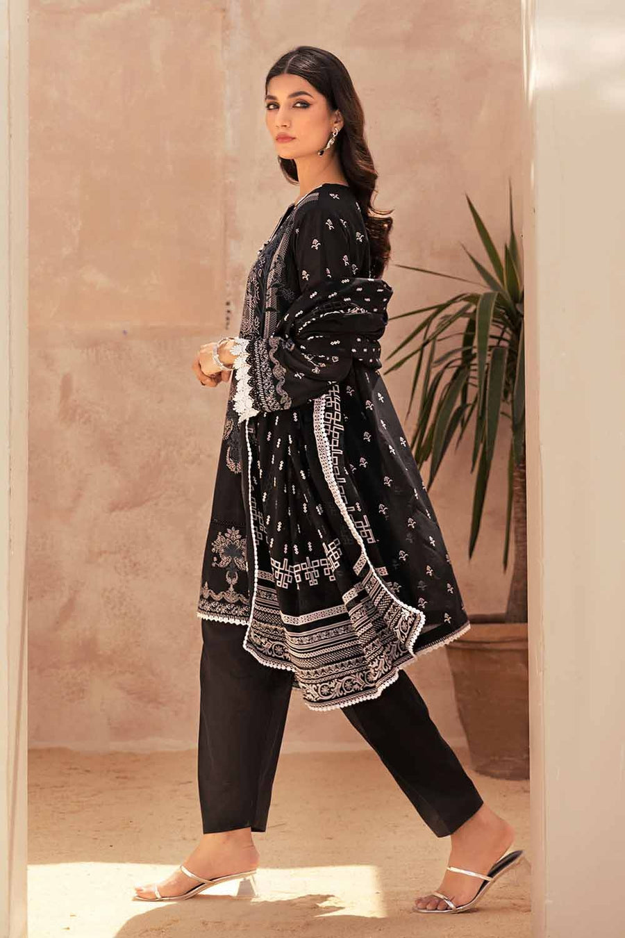 Gul Ahmed Black & White Printed Lawn Unstitched 3Pc Suit B-32040