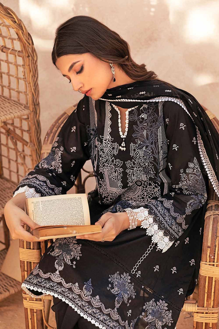 Gul Ahmed Black & White Printed Lawn Unstitched 3Pc Suit B-32040