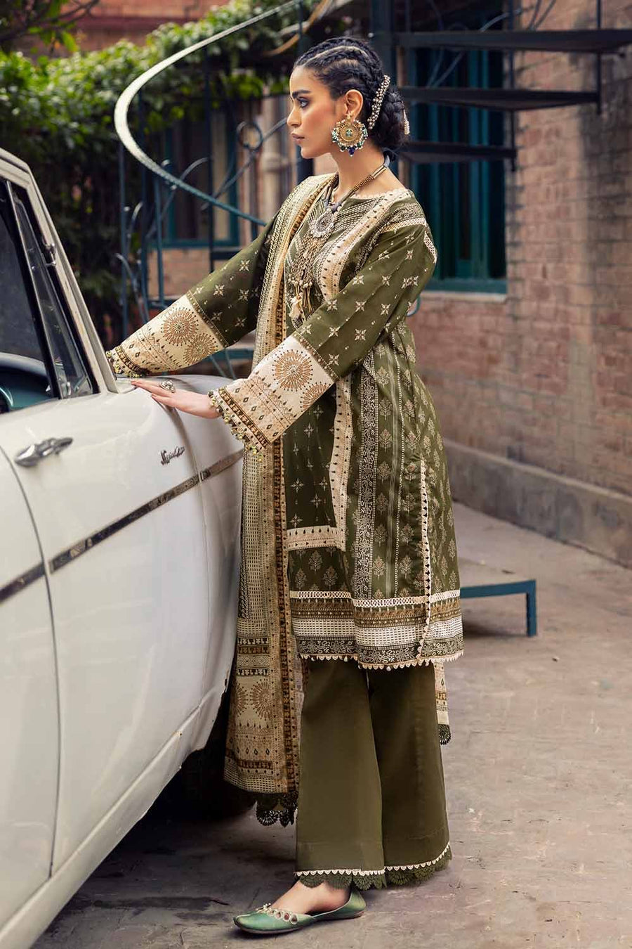 Gul Ahmed Printed Lawn Unstitched 3Pc Suit CL-42205