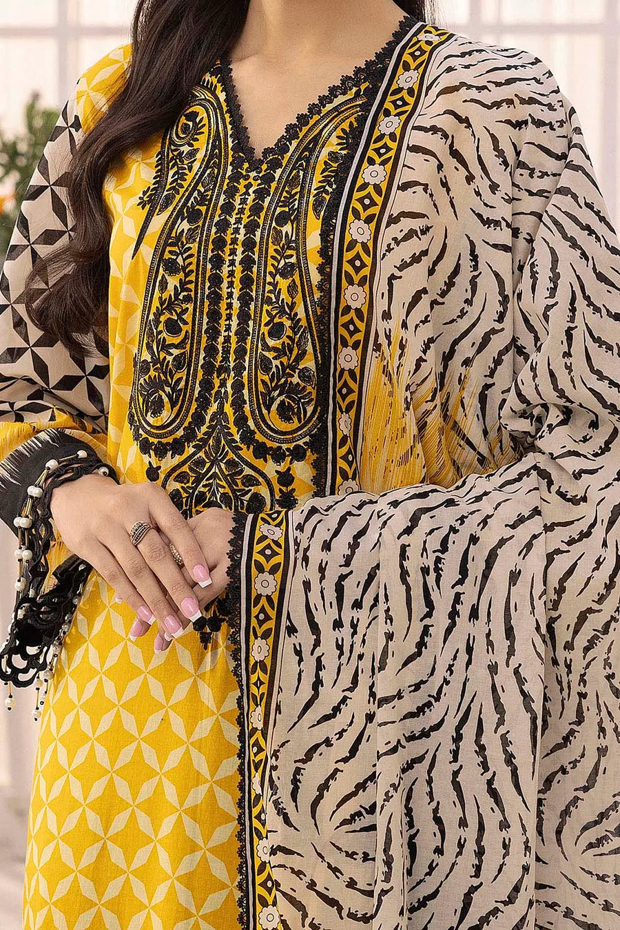 Gul Ahmed Timeless Allure Embroidered Lawn Unstitched 3Pc Suit CL-52316