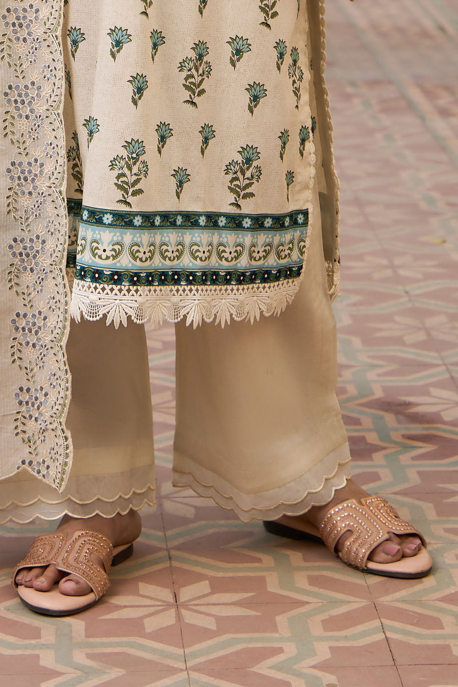 Gul Ahmed Tribute to Mothers Embroidered Lawn Unstitched 3Pc Suit DN-62006