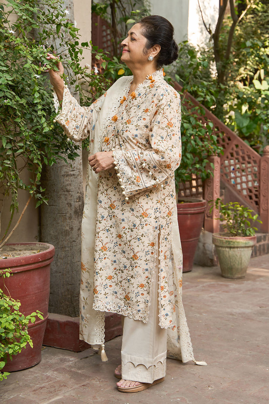 Gul Ahmed Tribute to Mothers Embroidered Lawn Unstitched 3Pc Suit DN-62007