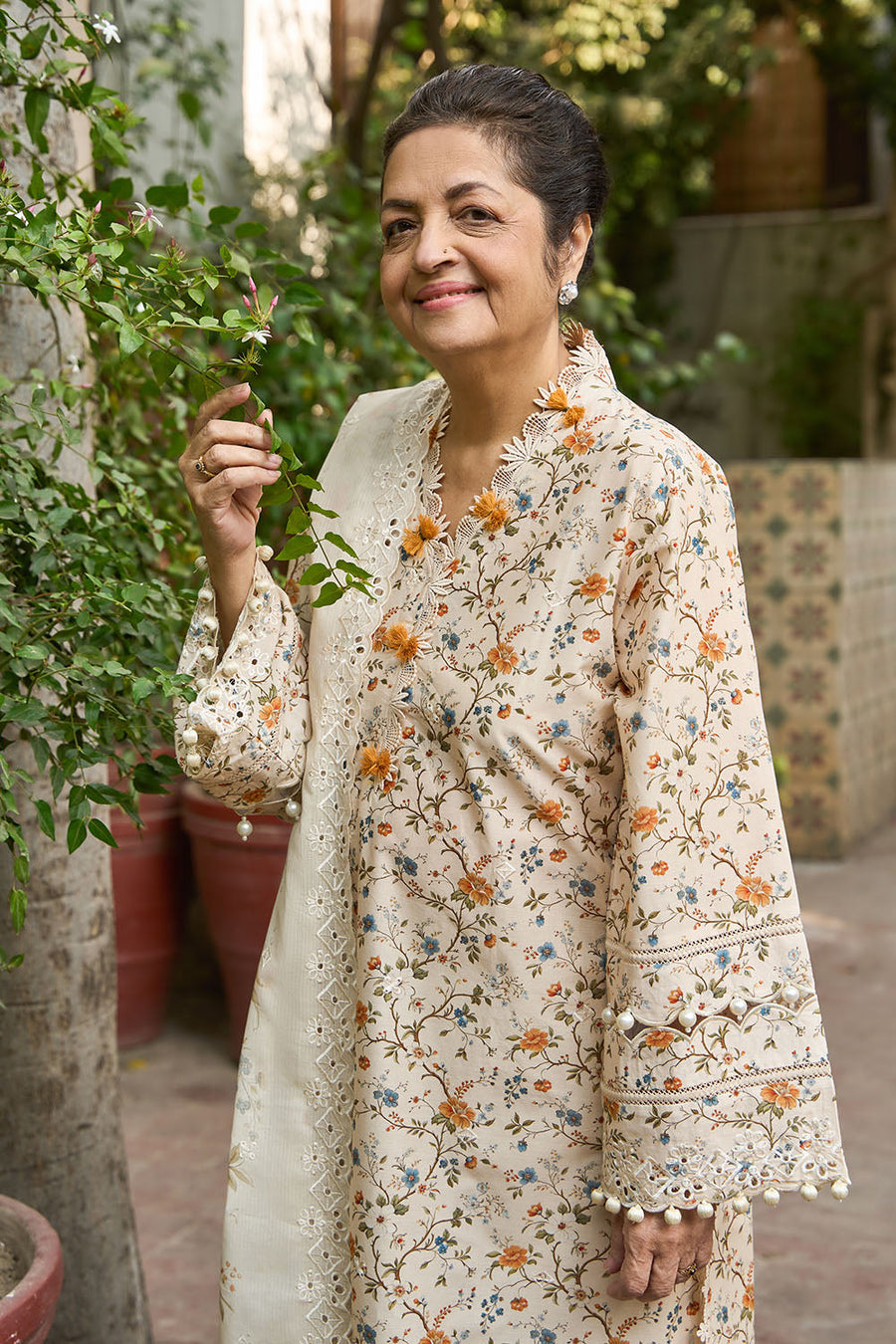 Gul Ahmed Tribute to Mothers Embroidered Lawn Unstitched 3Pc Suit DN-62007