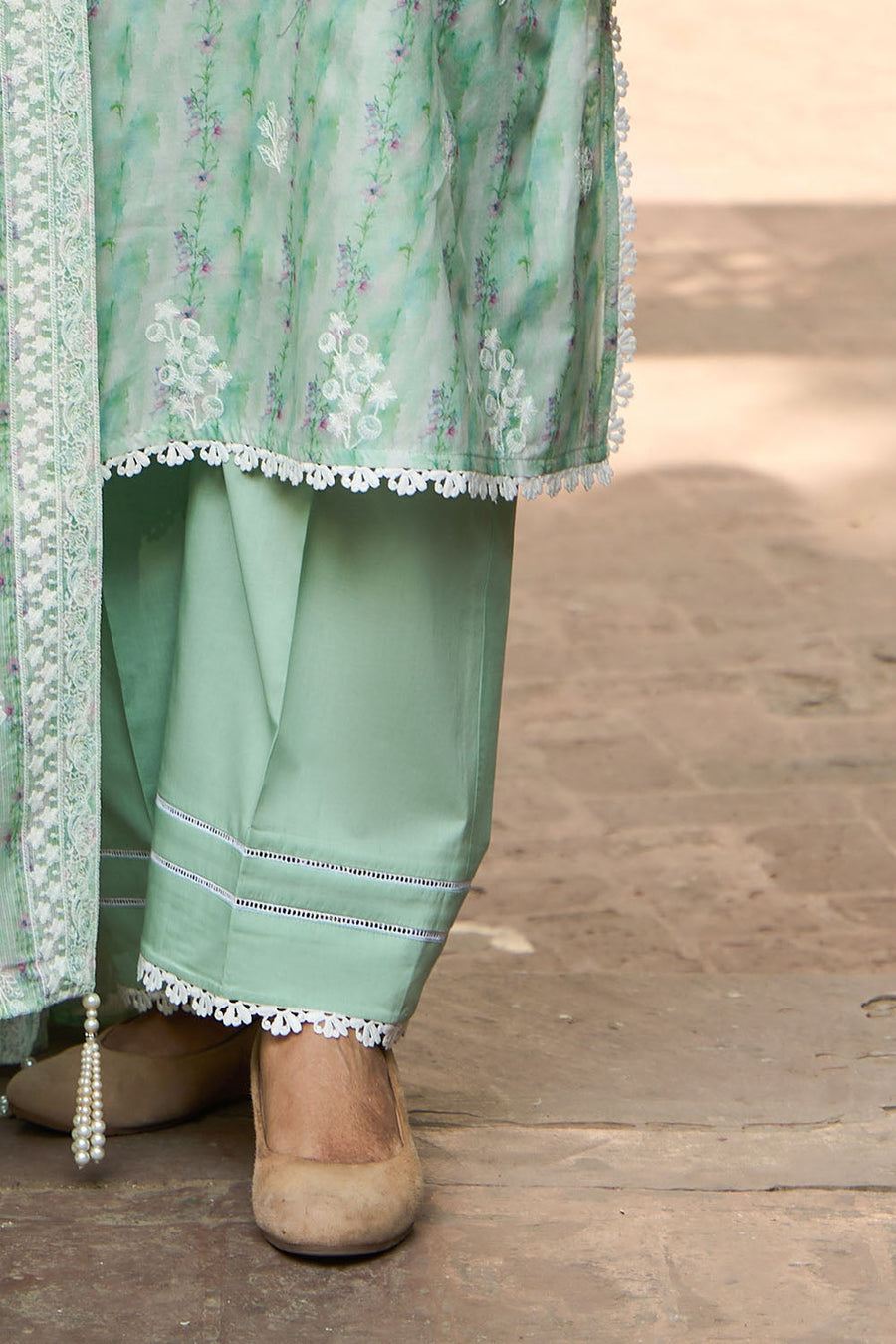 Gul Ahmed Tribute to Mothers Embroidered Lawn Unstitched 3Pc Suit DN-62016