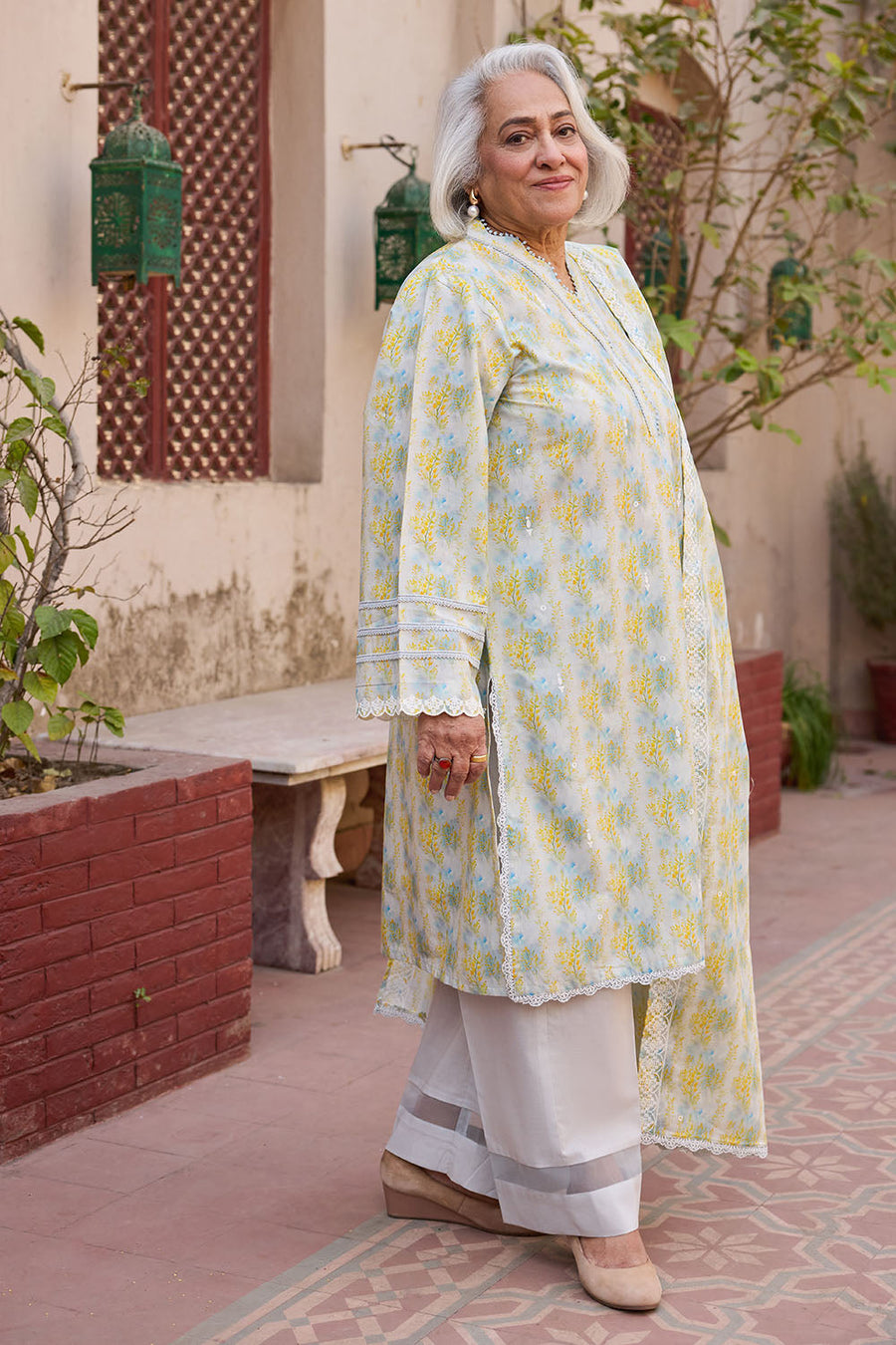 Gul Ahmed Tribute to Mothers Embroidered Lawn Unstitched 3Pc Suit DN-62017