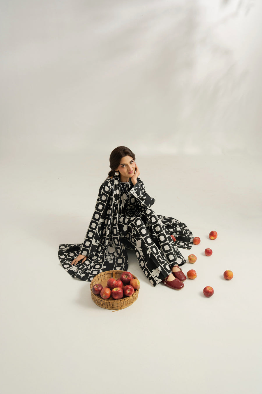 Feathers Dosti Digital Printed Khaddar Unstitched 3Pc Suit GLINT-FT585