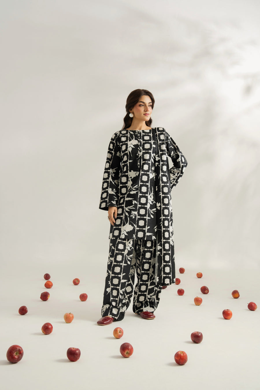 Feathers Dosti Digital Printed Khaddar Unstitched 3Pc Suit GLINT-FT585