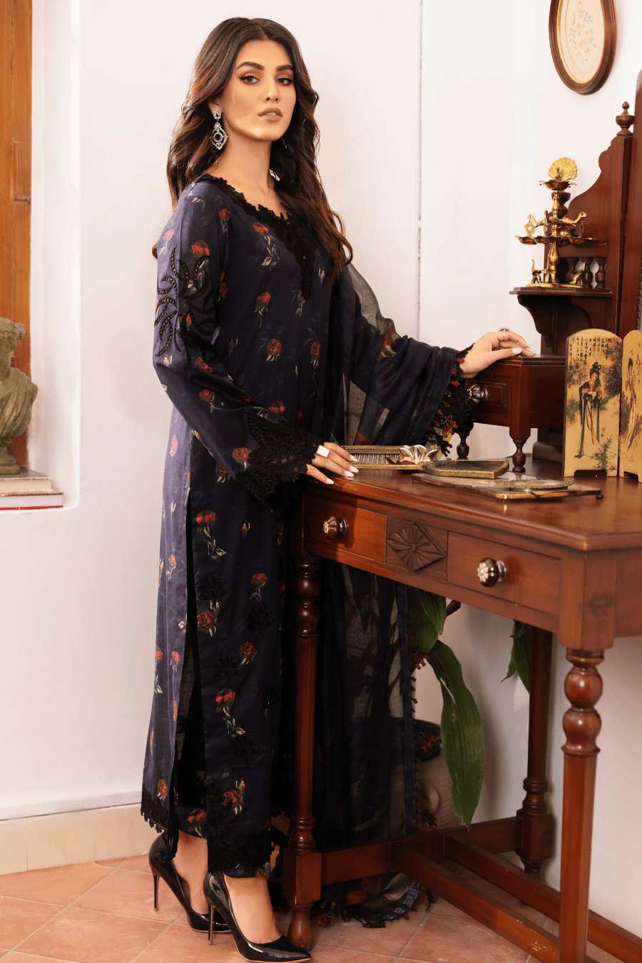 IZNIK Dastaan Premium Embroidered Lawn Unstitched 3Pc Suit IDL-04 DIMAH