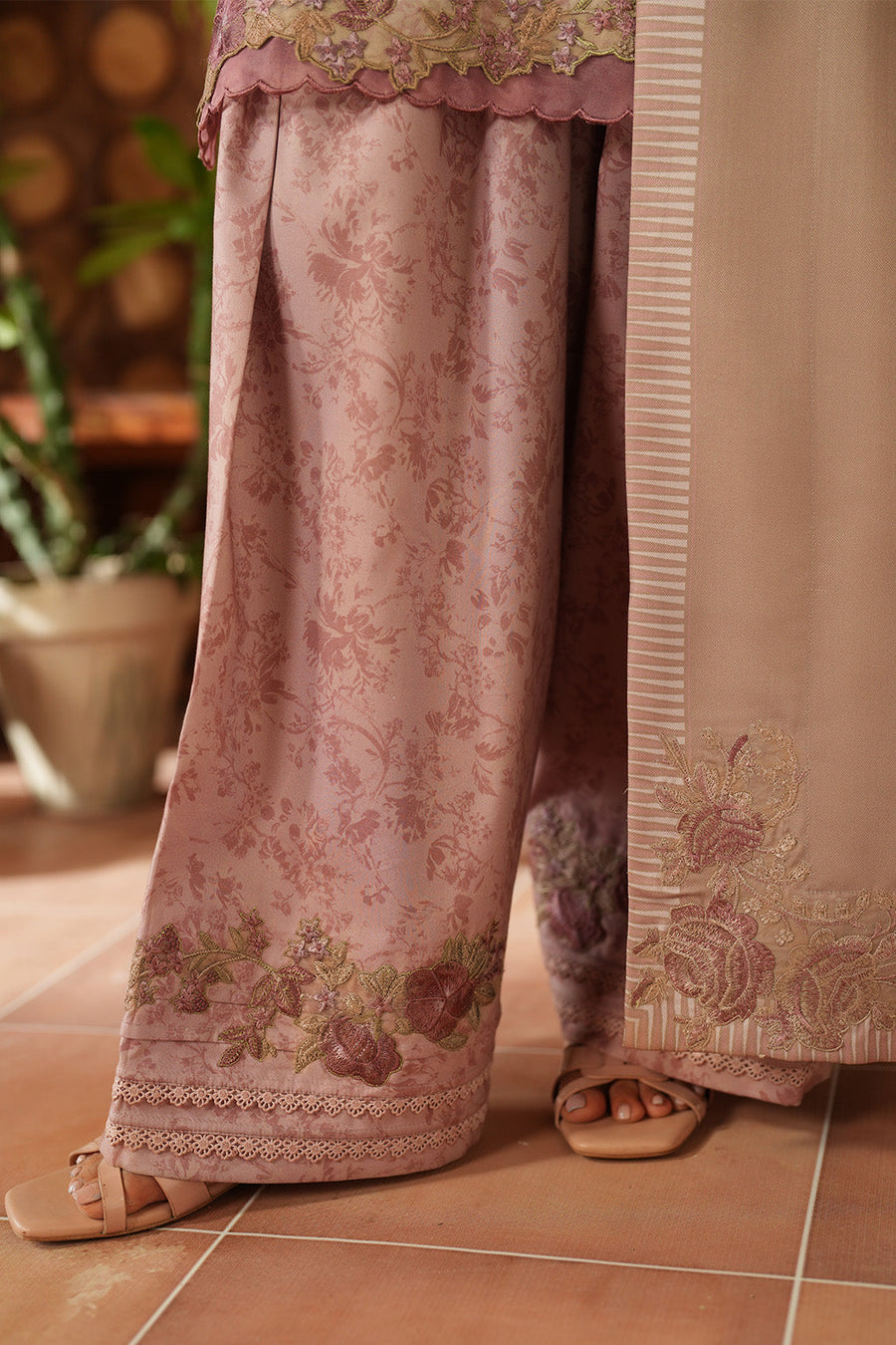 IZNIK Pre Fall Embroidered Viscose Linen Unstitched 3Pc Suit IPF-09