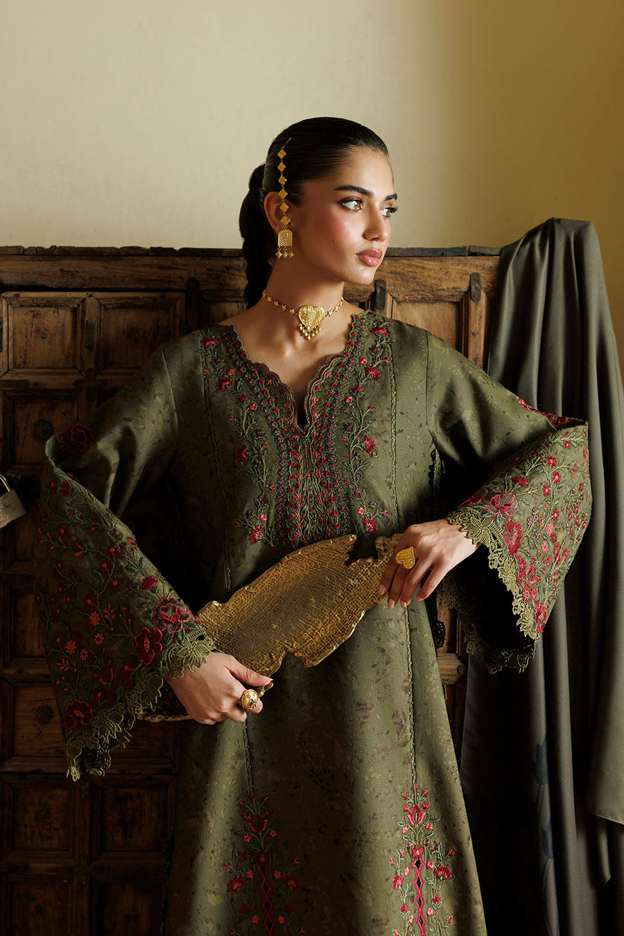 IZNIK Pre Fall Embroidered Viscose Linen Unstitched 3Pc Suit IPF-27