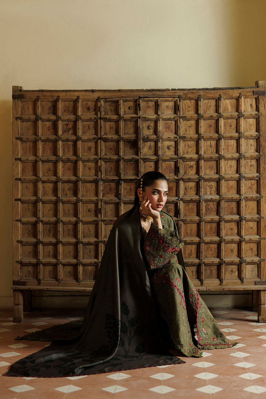 IZNIK Pre Fall Embroidered Viscose Linen Unstitched 3Pc Suit IPF-27