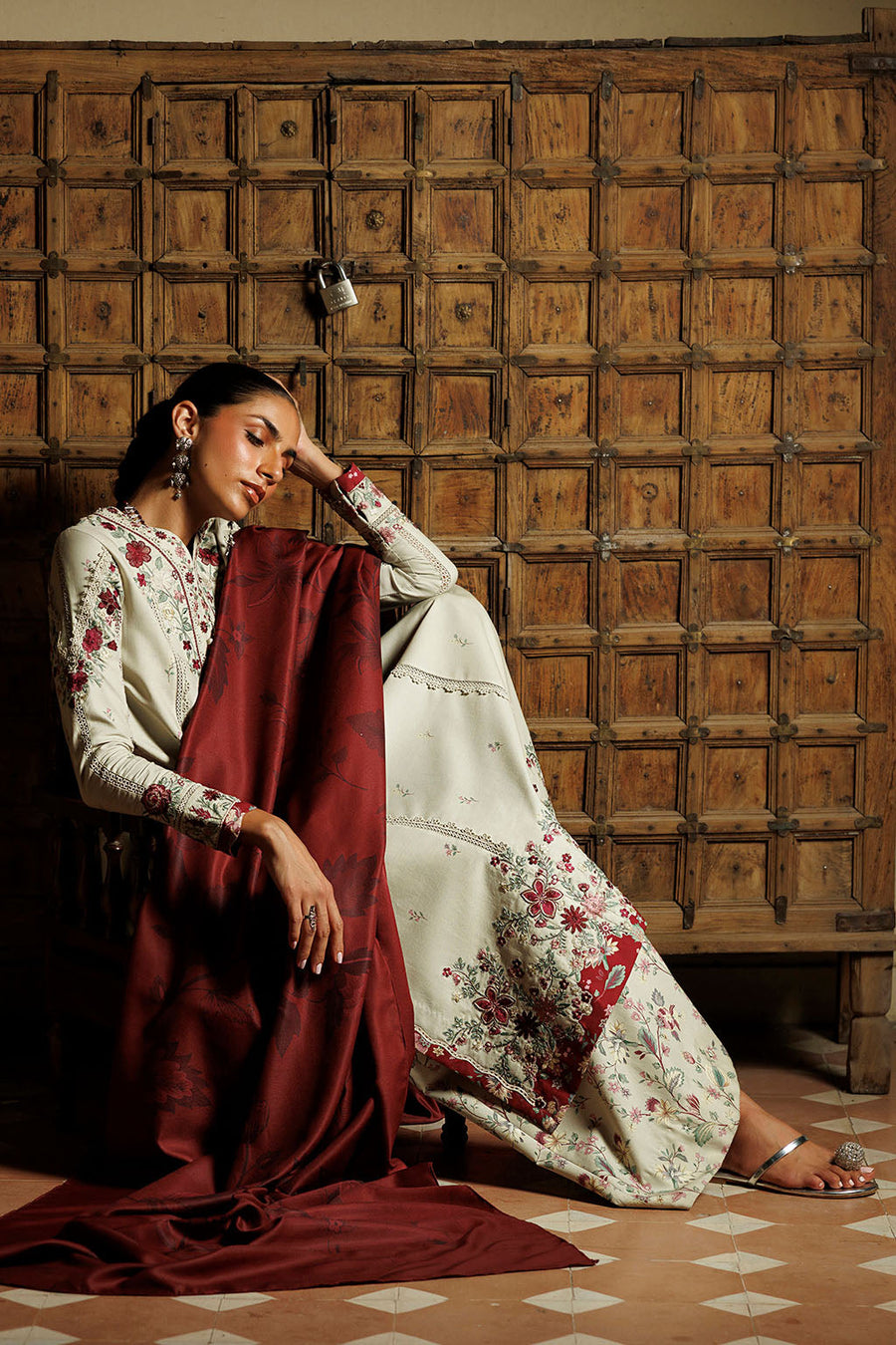 IZNIK Pre Fall Embroidered Viscose Linen Unstitched 3Pc Suit IPF-28