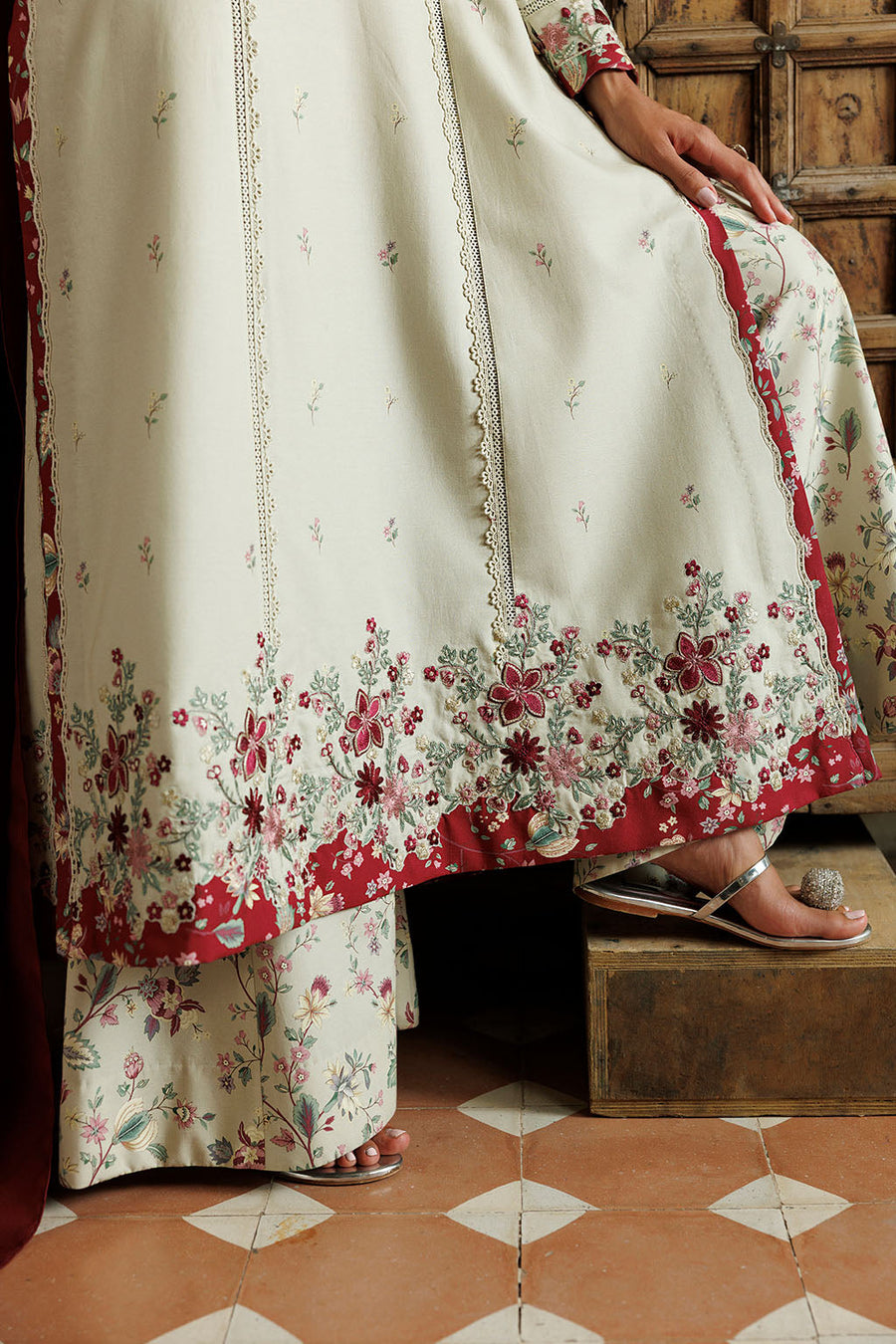 IZNIK Pre Fall Embroidered Viscose Linen Unstitched 3Pc Suit IPF-28