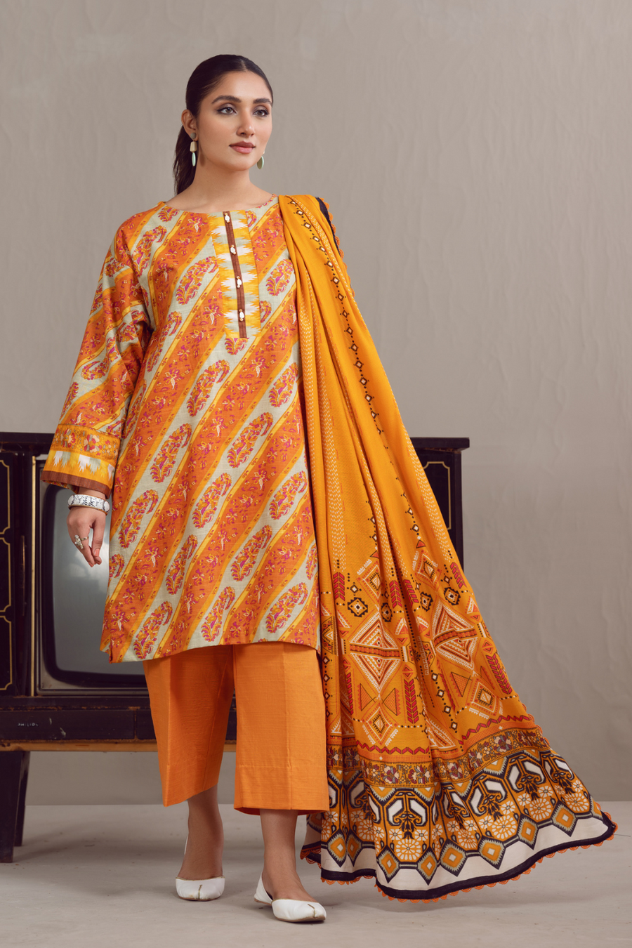 Ittehad Textiles Printed Khaddar Unstitched 3Pc Suit LF-KHC-010B