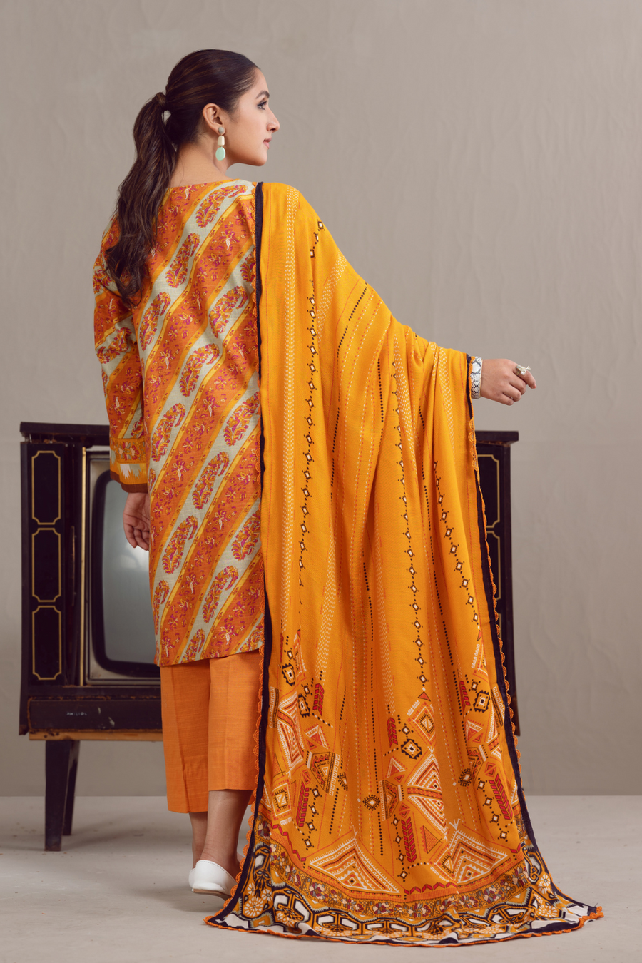 Ittehad Textiles Printed Khaddar Unstitched 3Pc Suit LF-KHC-010B