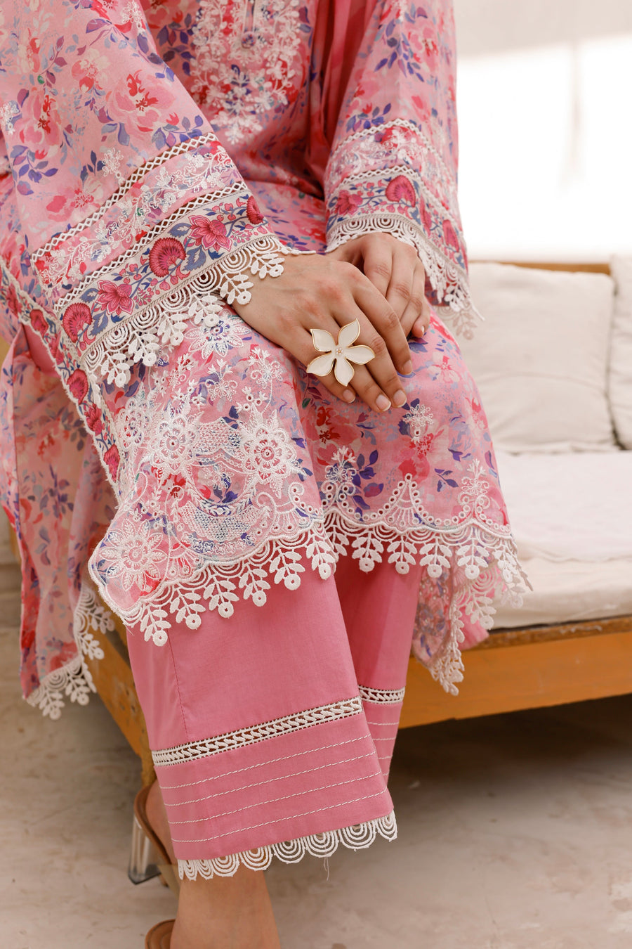 Lakhany Embroidered Essentials Lawn Unstitched 3Pc Suit LG-AR-0158