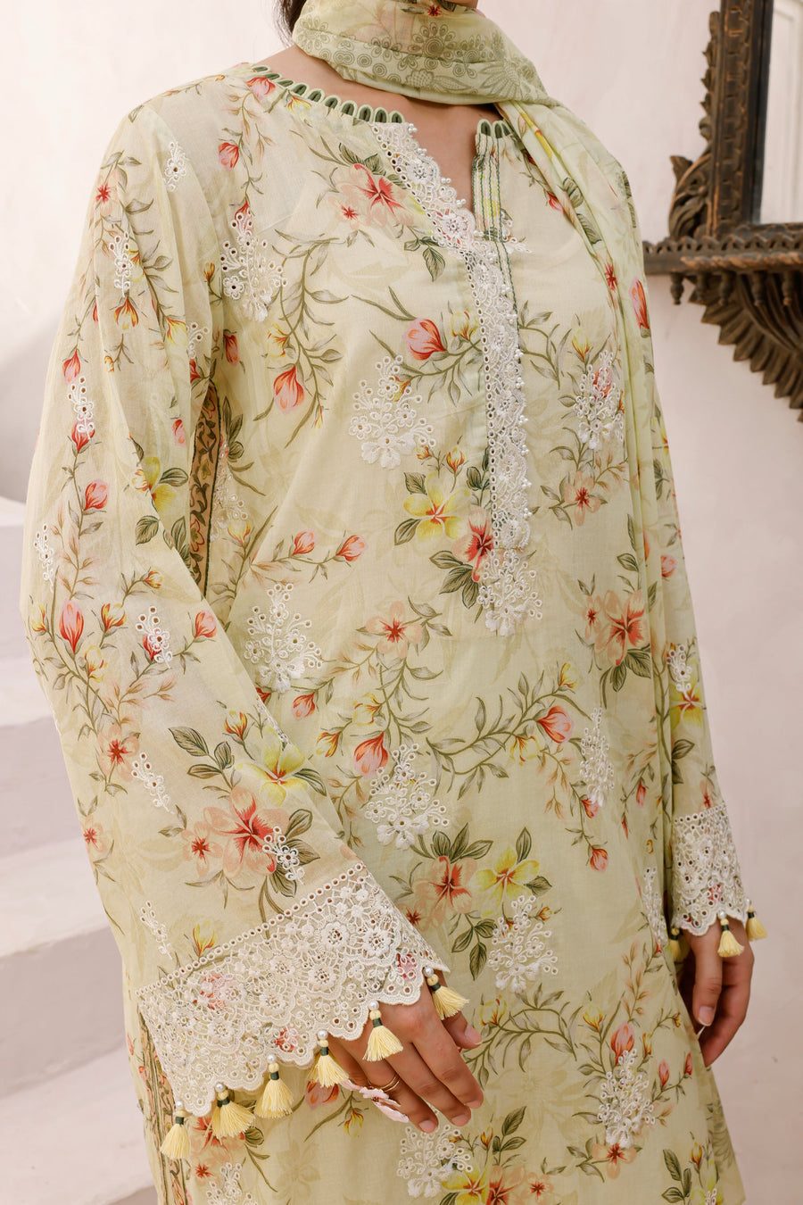 Lakhany Embroidered Essentials Lawn Unstitched 3Pc Suit LG-AR-0159