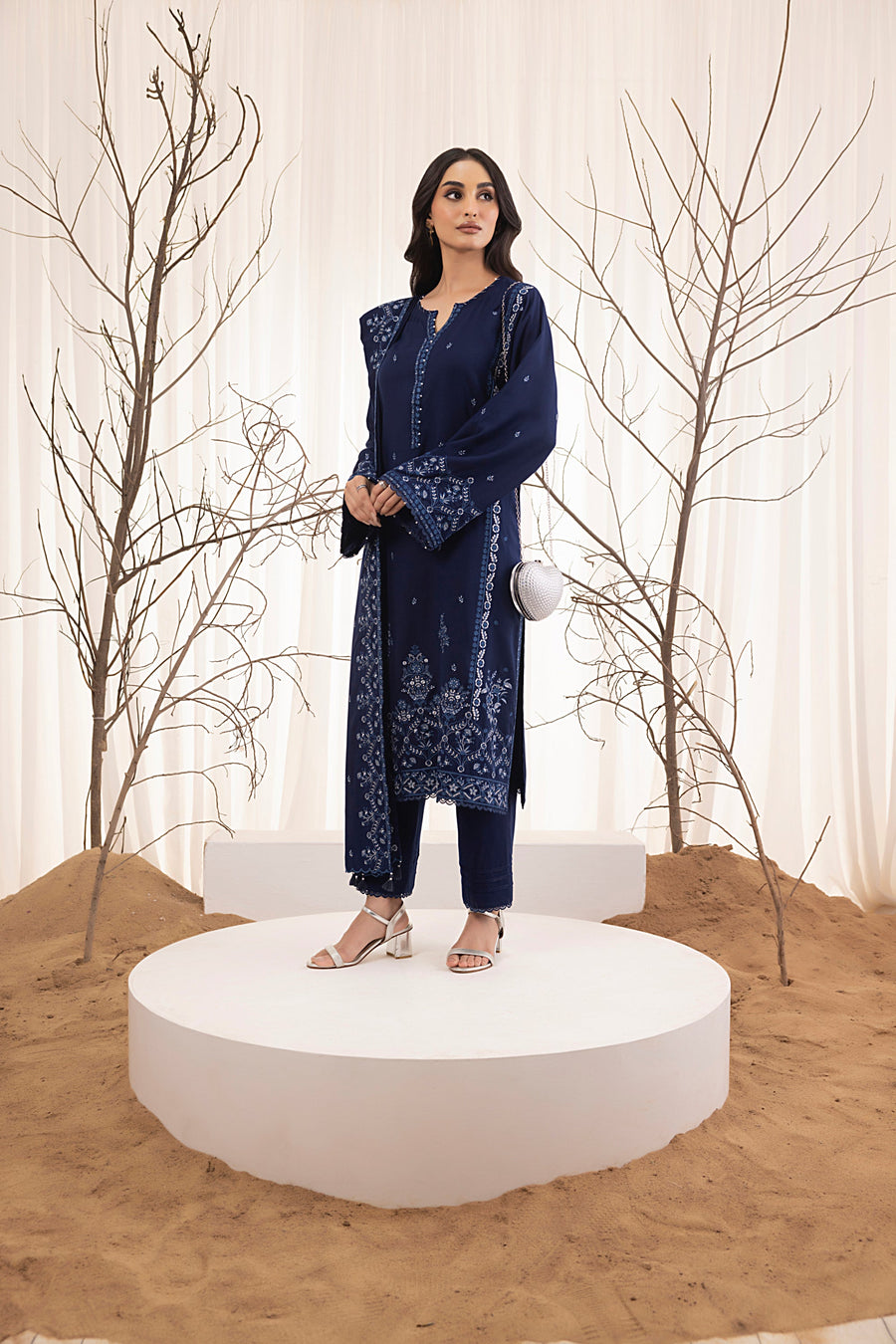 Lakhany Embroidered Cashmi Wool Unstitched 3Pc Suit LG-IZ-0450