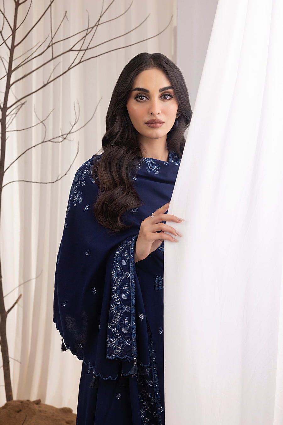 Lakhany Embroidered Cashmi Wool Unstitched 3Pc Suit LG-IZ-0450