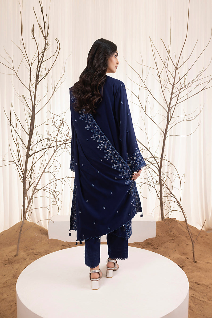 Lakhany Embroidered Cashmi Wool Unstitched 3Pc Suit LG-IZ-0450