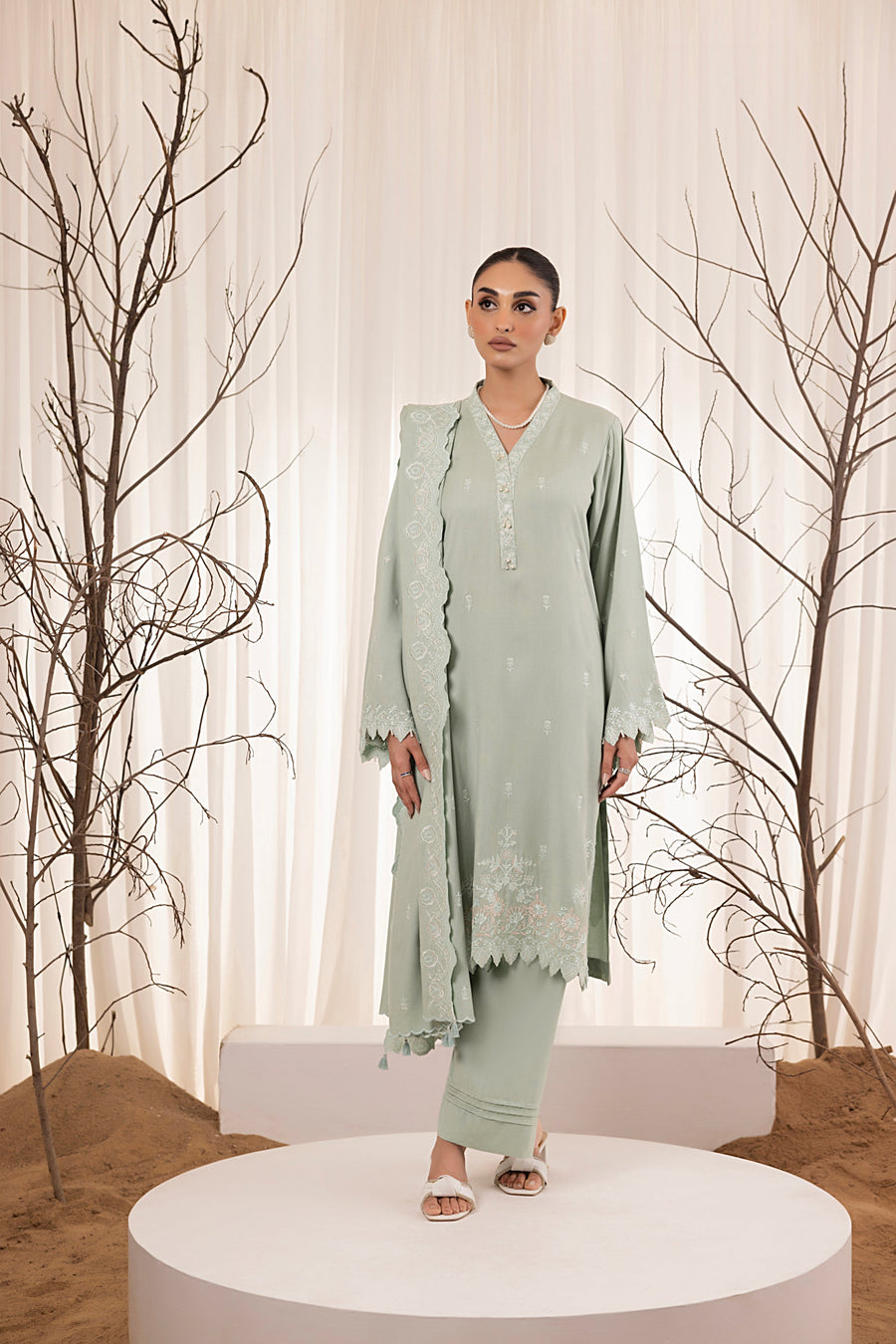 Lakhany Embroidered Cashmi Wool Unstitched 3Pc Suit LG-IZ-0451