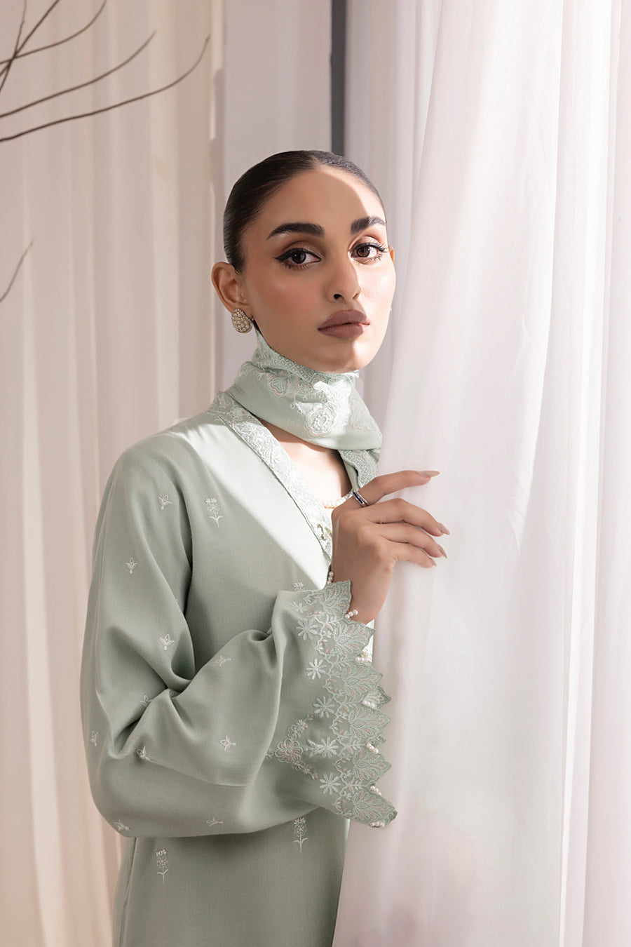Lakhany Embroidered Cashmi Wool Unstitched 3Pc Suit LG-IZ-0451