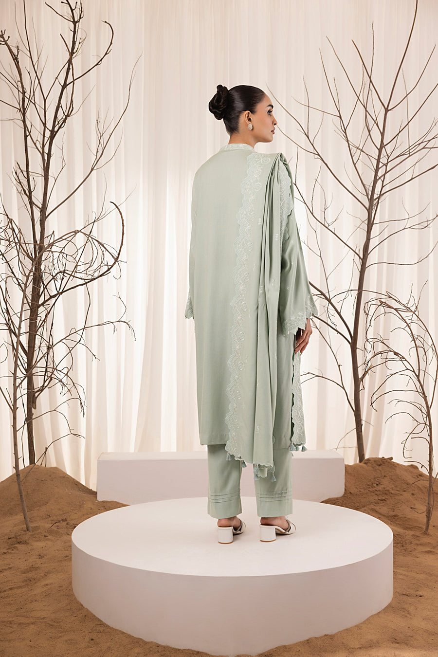 Lakhany Embroidered Cashmi Wool Unstitched 3Pc Suit LG-IZ-0451