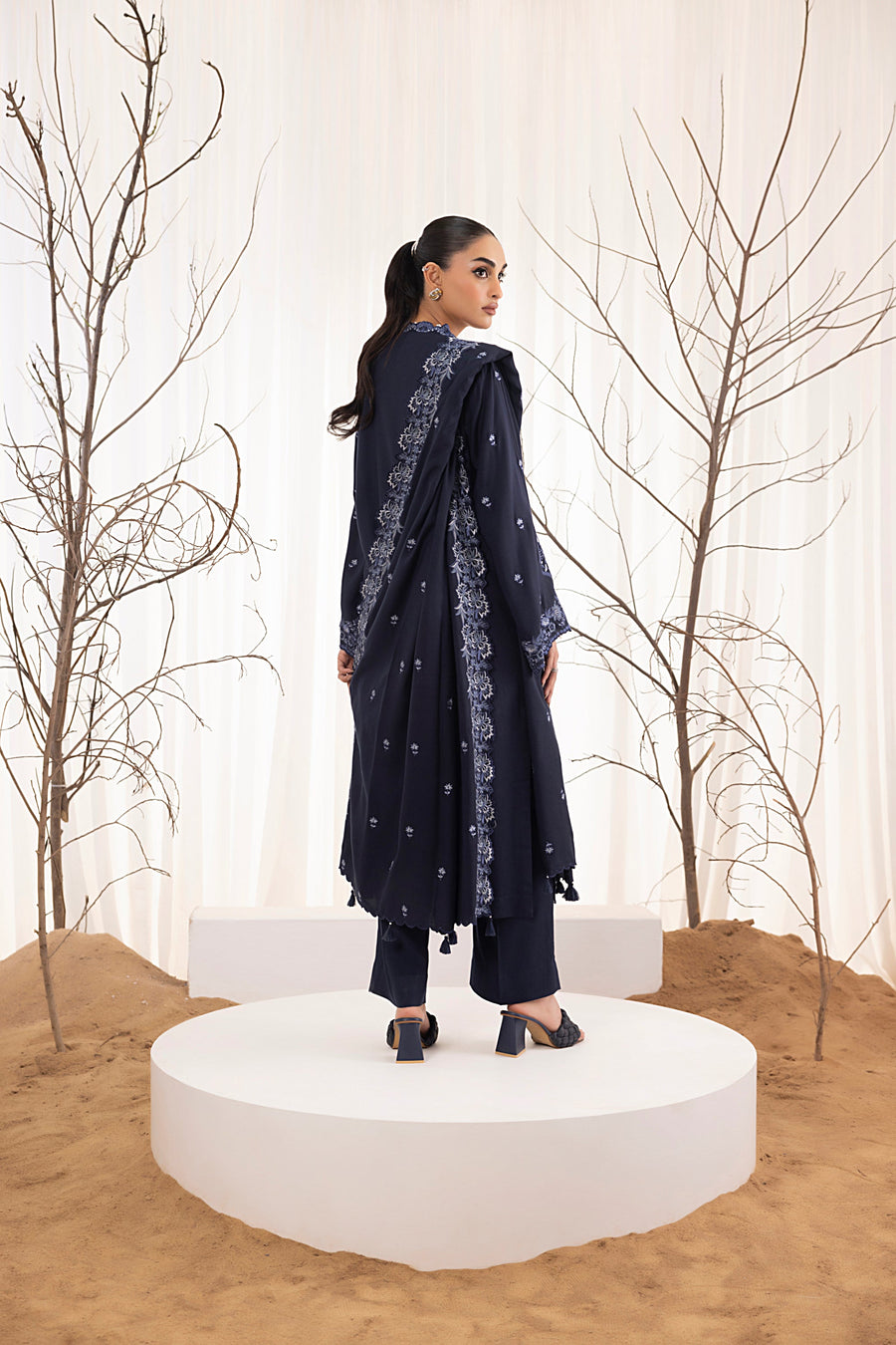 Lakhany Embroidered Cashmi Wool Unstitched 3Pc Suit LG-IZ-0468