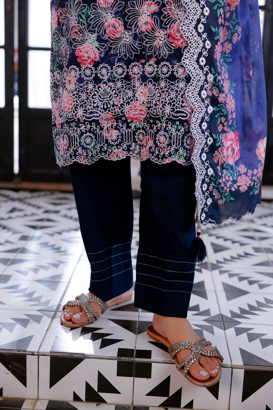 Lakhany Essentials Embroidered Lawn Unstitched 3Pc Suit LG-RL-0022