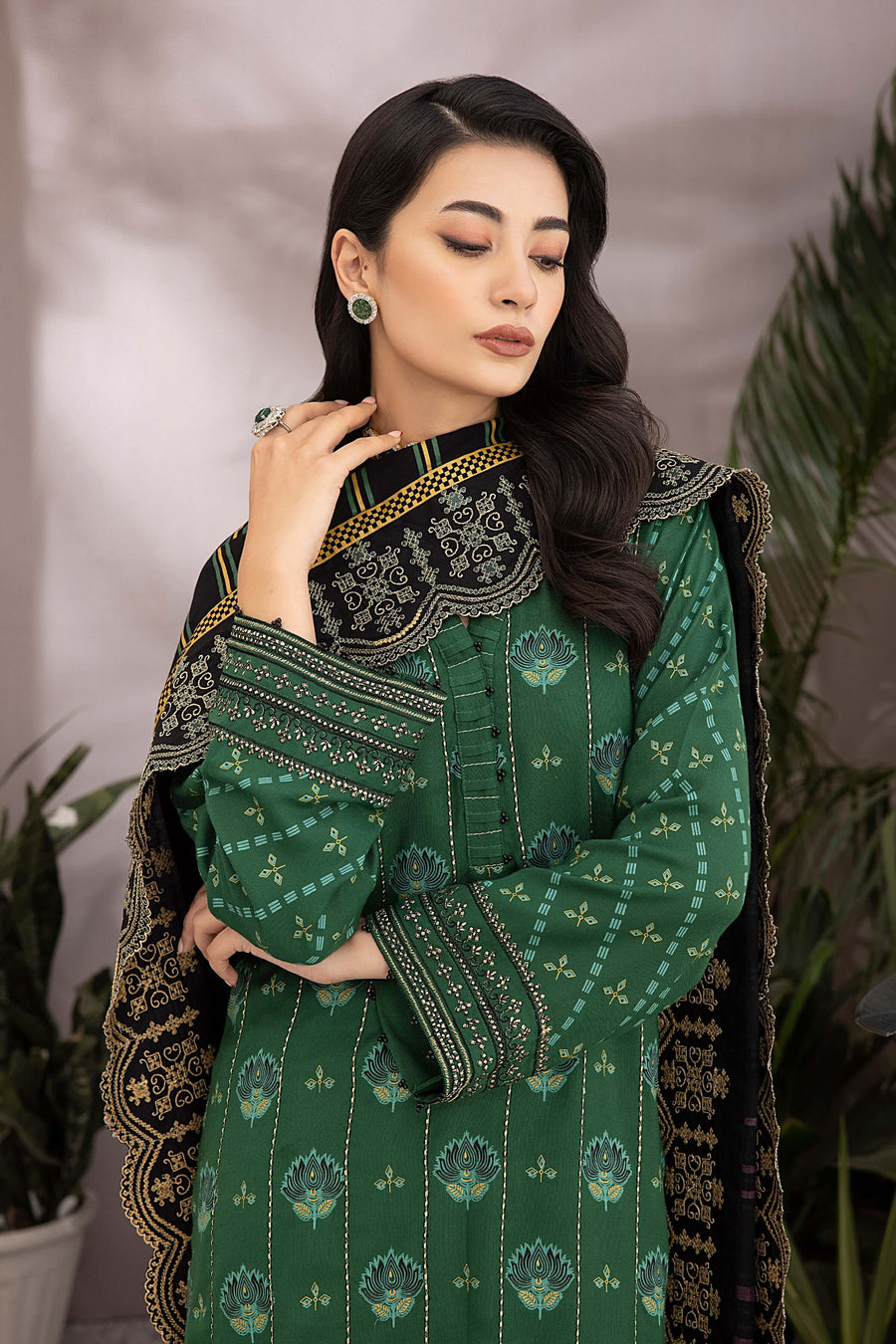 Lakhany Dareechay Embroidered Pashmina Unstitched 3Pc Suit LG-SR-0140