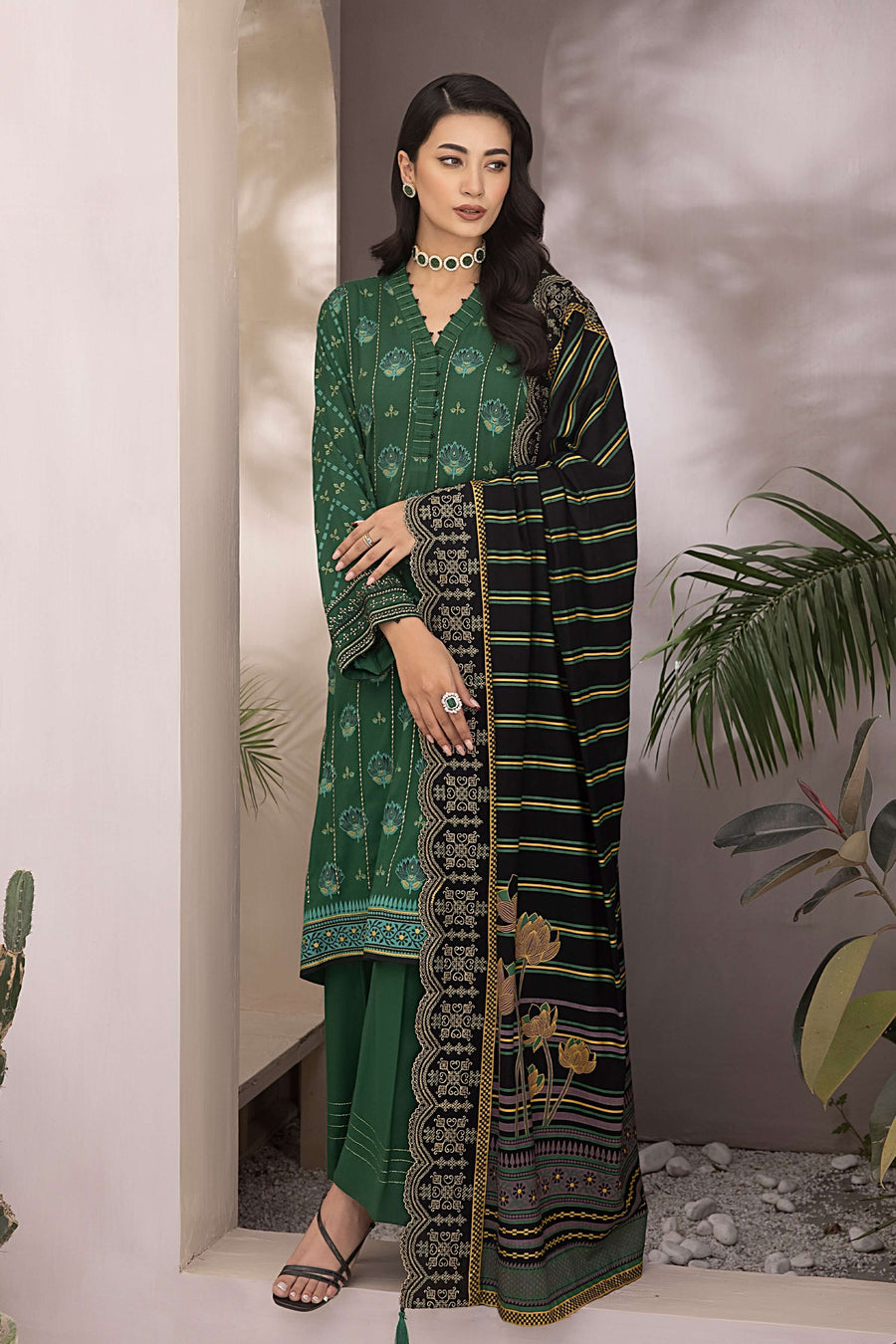 Lakhany Dareechay Embroidered Pashmina Unstitched 3Pc Suit LG-SR-0140