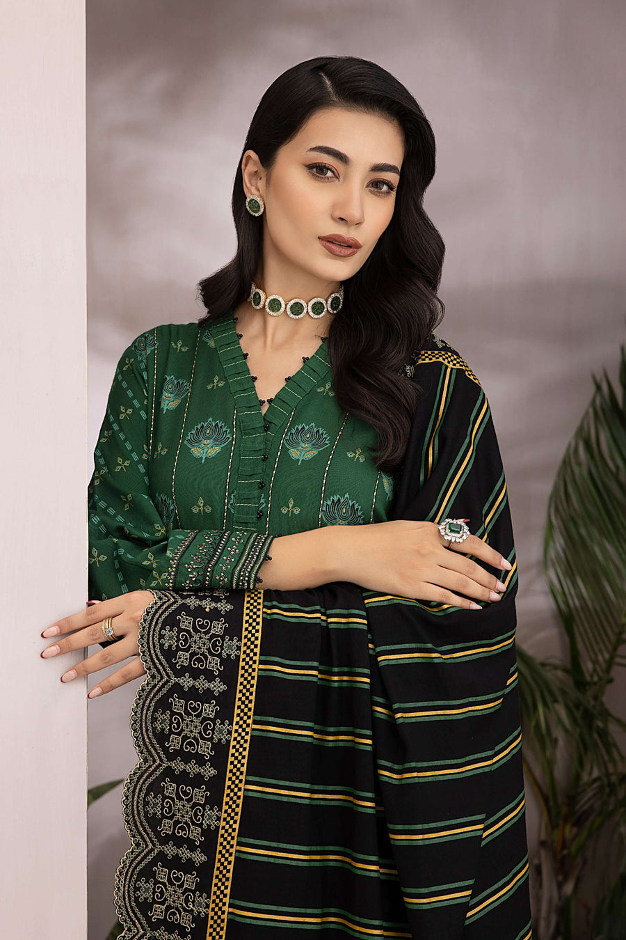 Lakhany Dareechay Embroidered Pashmina Unstitched 3Pc Suit LG-SR-0140