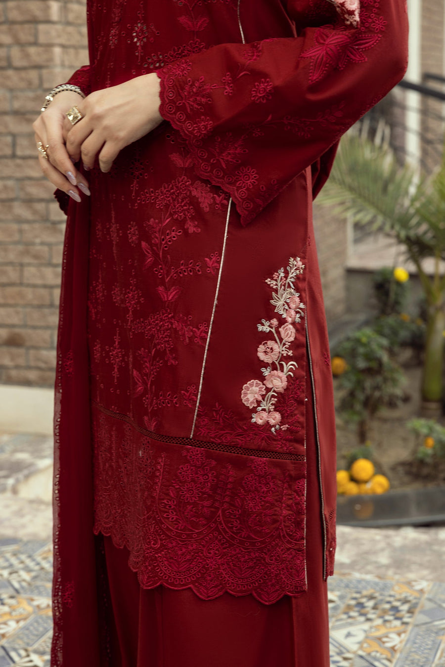 Lakhany Embroidered Luxury Lawn Unstitched 3Pc Suit LG-UB-0122