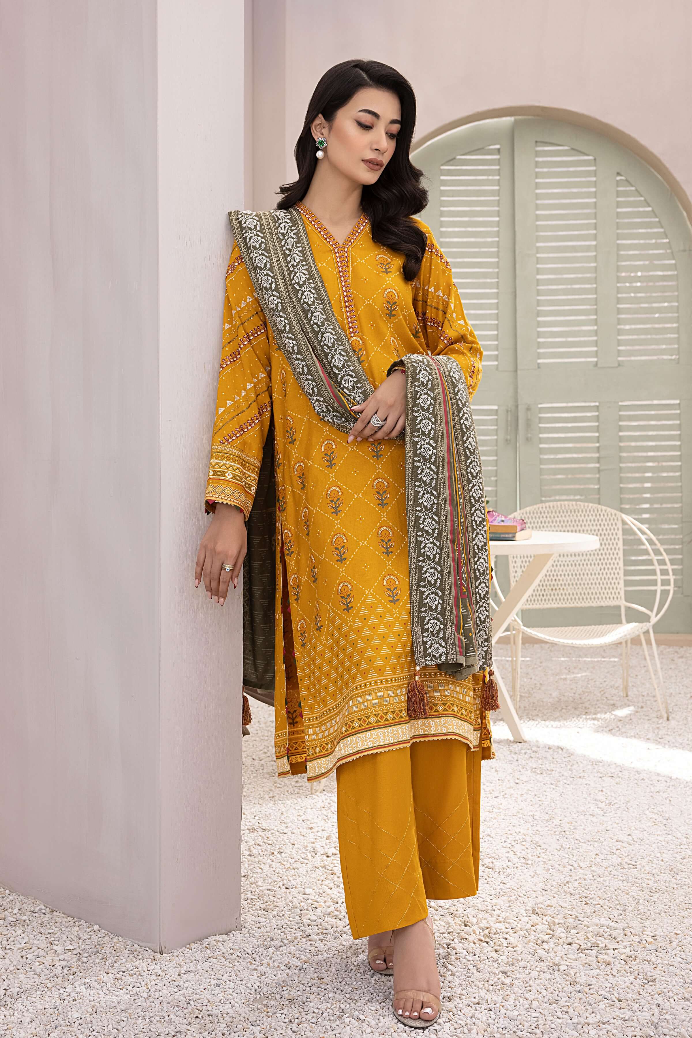 Lakhany Dareechay Embroidered Pashmina Unstitched 3Pc Suit LG-ZH-0100