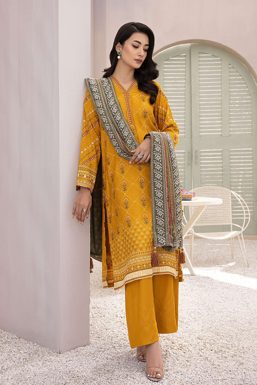 Lakhany Dareechay Embroidered Pashmina Unstitched 3Pc Suit LG-ZH-0100