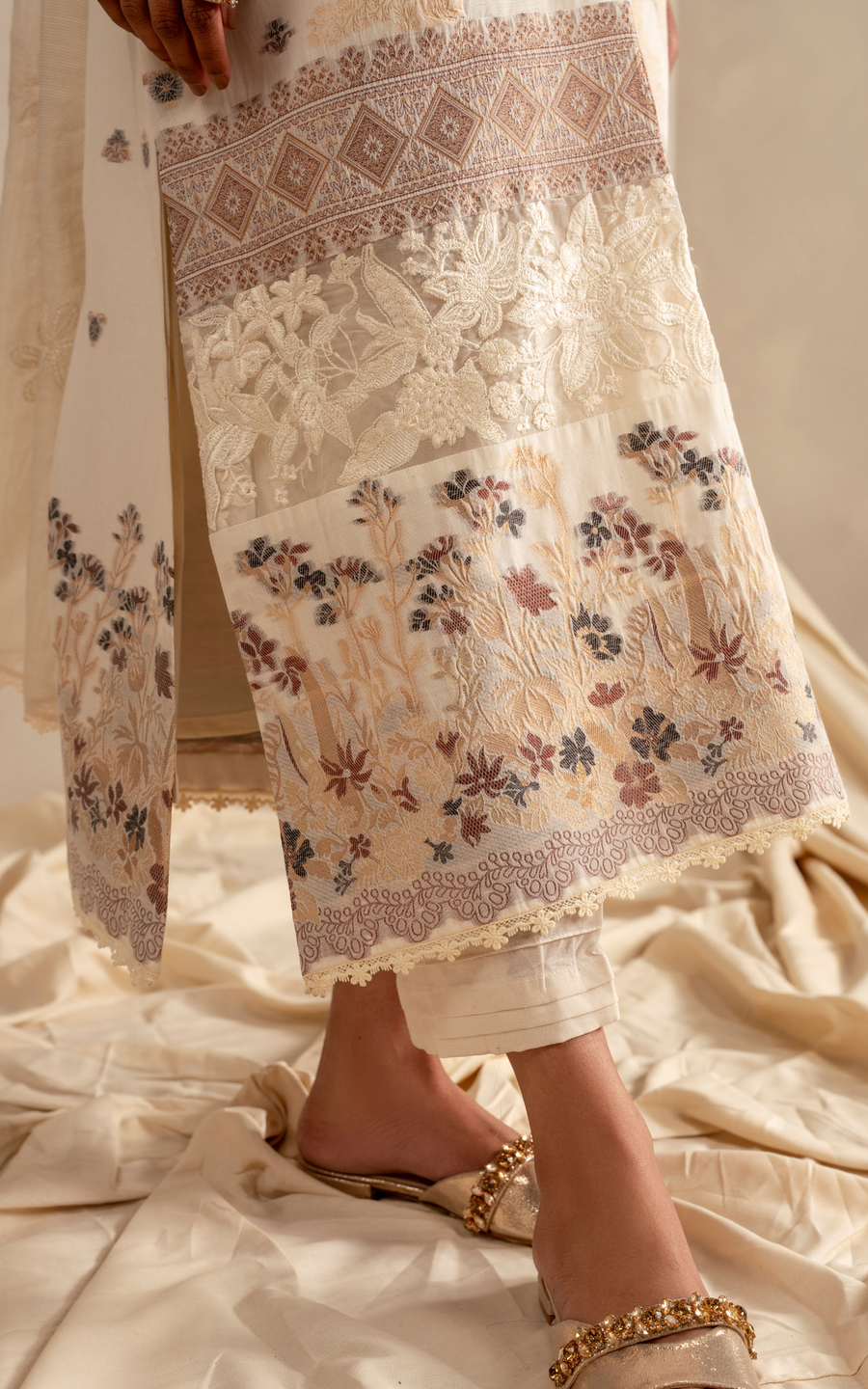 Asifa & Nabeel Meraki Embroidered Lawn Unstitched 3Pc Suit MSSL-09 Cloud Nine