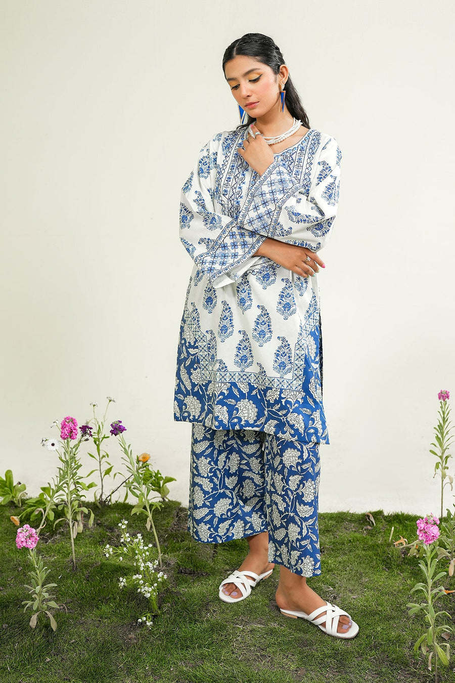 Safwa Embroidered Lawn Pret 2Pc Suit ( Ready To Wear ) P000915