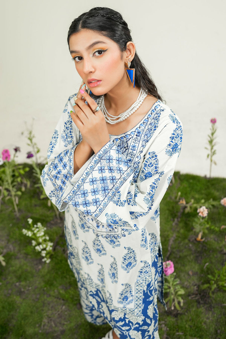 Safwa Embroidered Lawn Pret 2Pc Suit ( Ready To Wear ) P000915